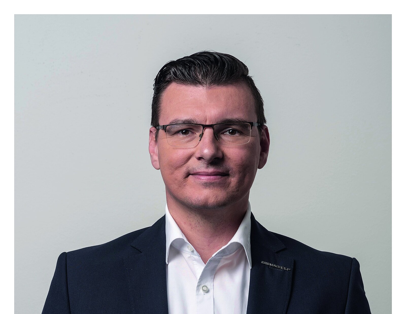 Auf dem Bild sieht man Herrn Wöss
