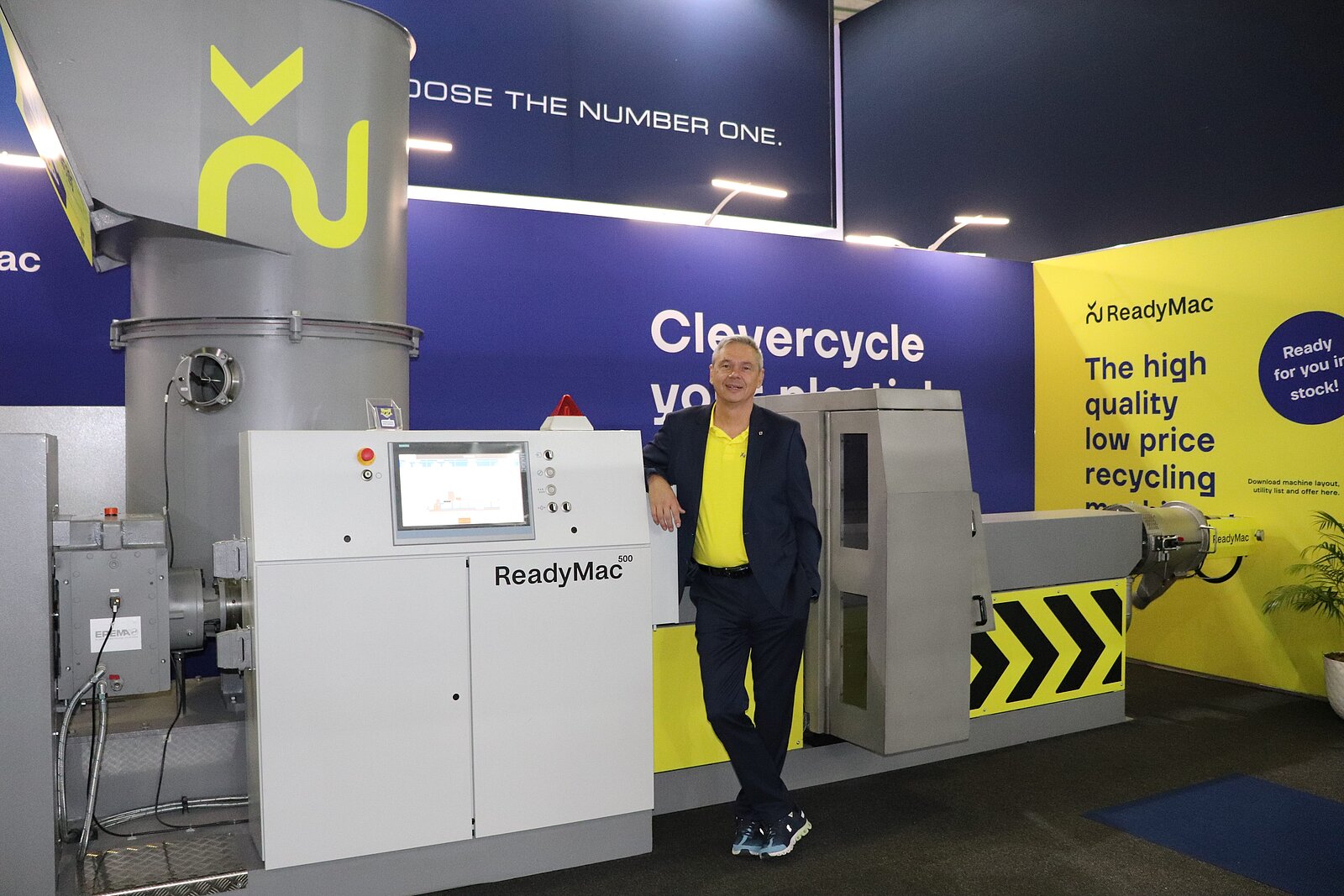 Auf dem Bild steht Herr Michael Köhnhofer vor einer Recyclingmaschine 