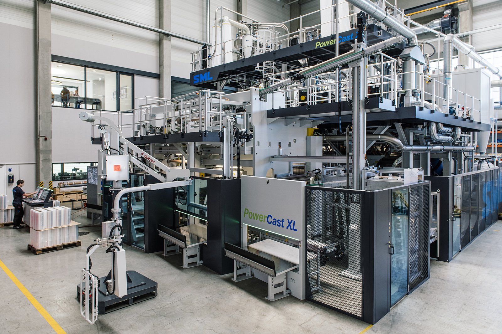 [Translate to English:] Das Bild zeigt ein Cast Extrusionsanlage