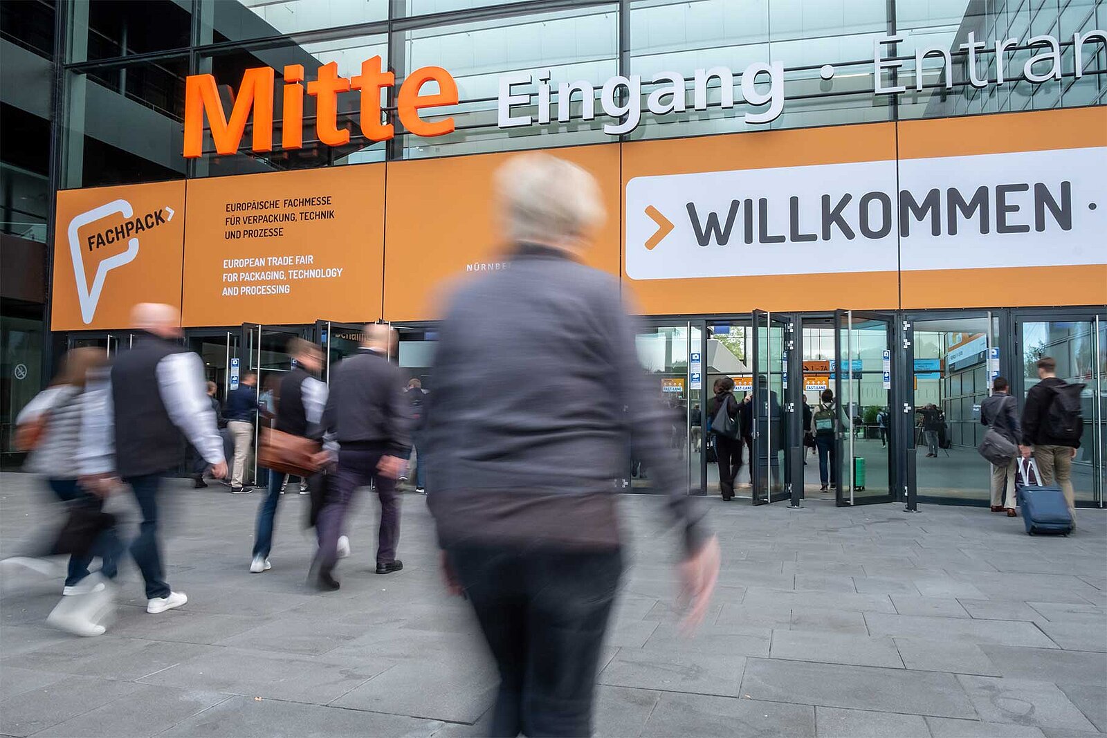 Auf dem Bild sieht man das Eingangsschild von der Fachpack Messe