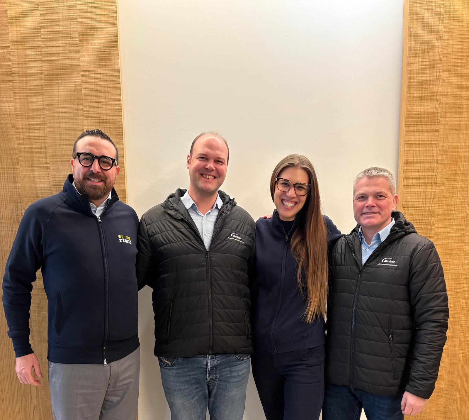 Auf dem Bild sieht man 4 Personen. Claudio Bonafede (FIMIC Sales Director), Christian Schröder (Nordson BKG Global Segment Manager, Recycling), Erica Canaia (FIMIC CEO), Sven Conrad (Nordson BKG Global Segment Development Director)